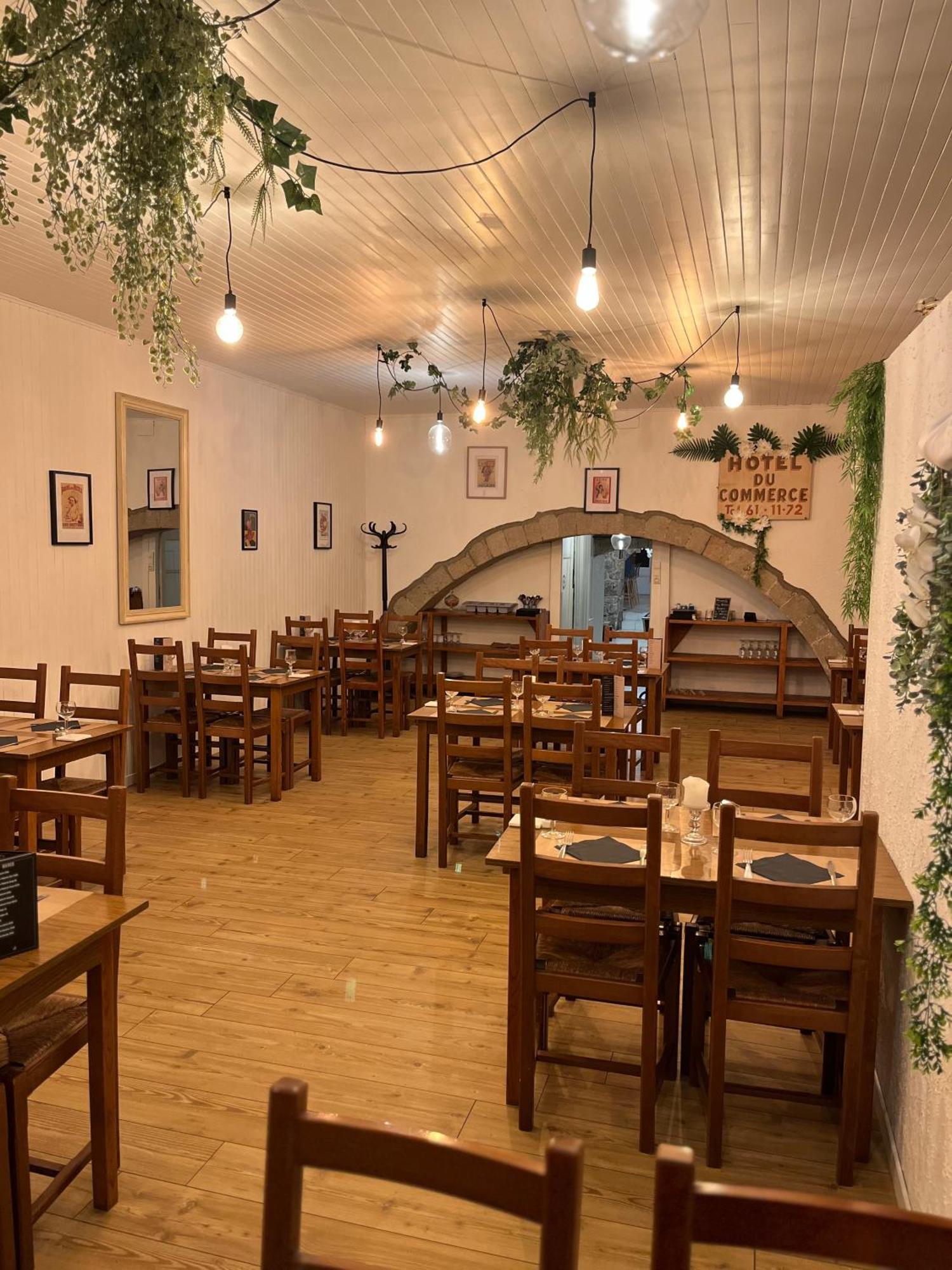 Cafe Du Commerce Genolhac Exterior photo